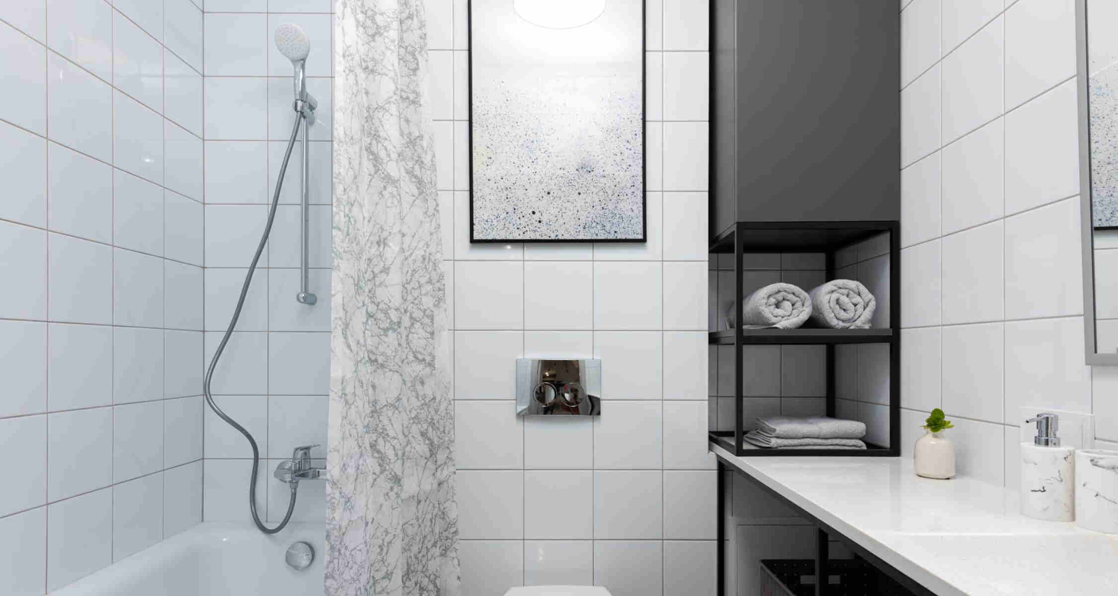 HUM ¿Cómo pintar azulejos y renovar tu baño?  ¿Listo para renovar tu baño?  😲 En este Hágalo Usted Mismo aprende a pintar los azulejos para lograr un  aspecto como nuevo 👌